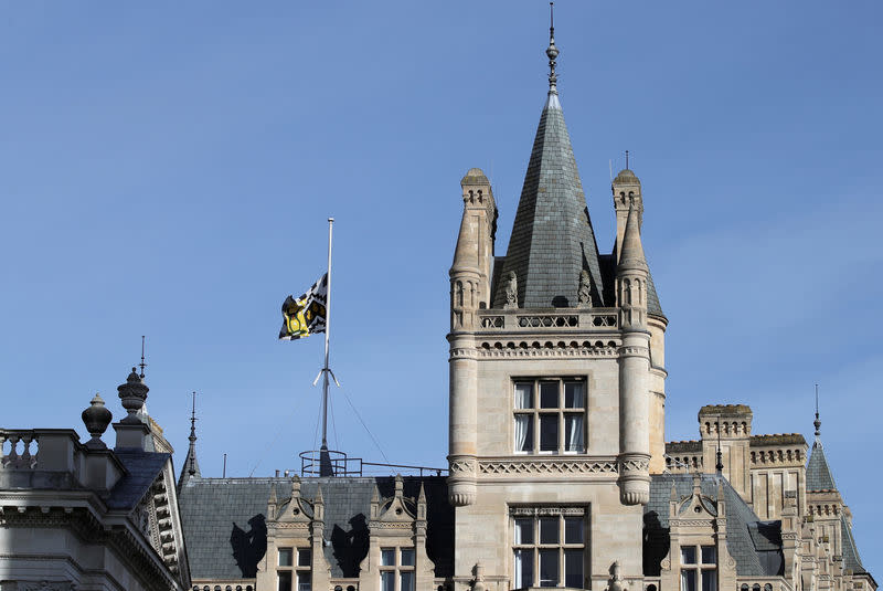 Un drapeau sur Gonville and Caius College à l'université de Cambridge, mis en berne à la suite du décès du professeur Stephen Hawking. Hawking s'est éteint paisiblement à son domicile, dans la ville de Cambridge, au cours des premières heures de la journée. /Photo prise le 14 mars 2018/REUTERS/Chris Radburn