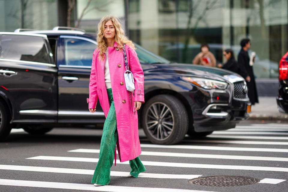 Pink, lang und in Kroko-Optik: Dieser Mantel ist ein echter Hingucker. (Bild: Getty Images)