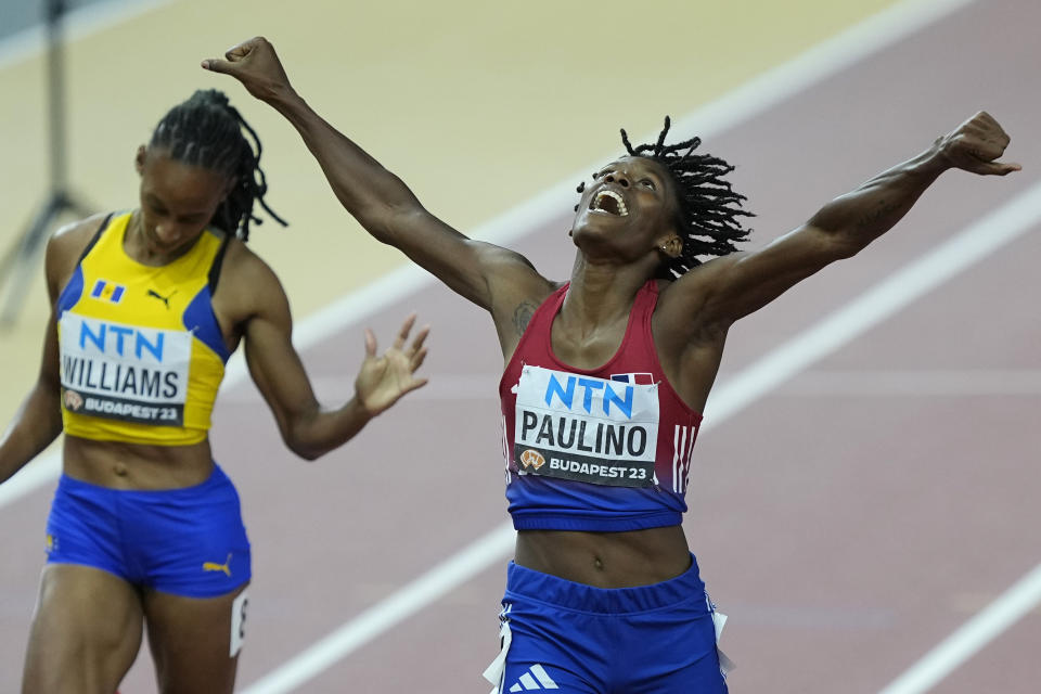 La dominicana Marileidy Paulino cruza la meta al ganar los 400 metros del Mundial de atletismo, el miércoles 23 de agosto de 2023, en Budapest. (AP Foto/Martin Meissner)