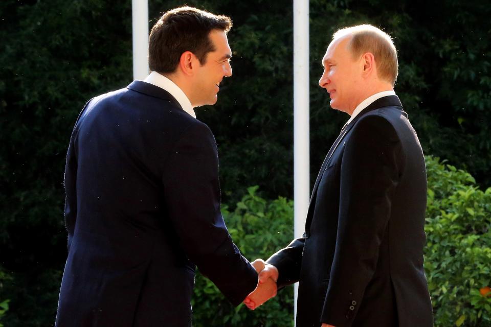 Greek Prime Minister Alexis Tsipras, left, welcomes Russian President Vladimir Putin at the Maximos Mansion in Athens, Greece, May 27, 2016. (Photo: Orestis Panagiotou/EPA via AP)