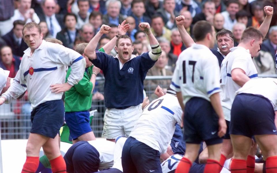 Scottish hooker Gordon Bulloch (C) jubilates as French nÃ­8 Christophe Juillet (L) looks dejected at the end of the France/Scotland Five Nations rugby match 10 April at the Stade de France in Saint-Denis. Scotland won by 22-36