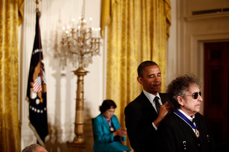 Bob Dylan recibe la Medalla Presidencial por la Libertad de manos del entonces presidente de los Estados Unidos, Barack Obama, en mayo de 2012