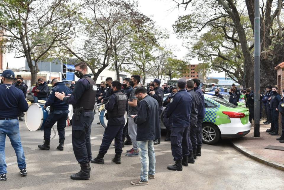 Durante la protesta, los manifestantes estacionaron patrulleros en las inmediaciones de la quinta presidencial