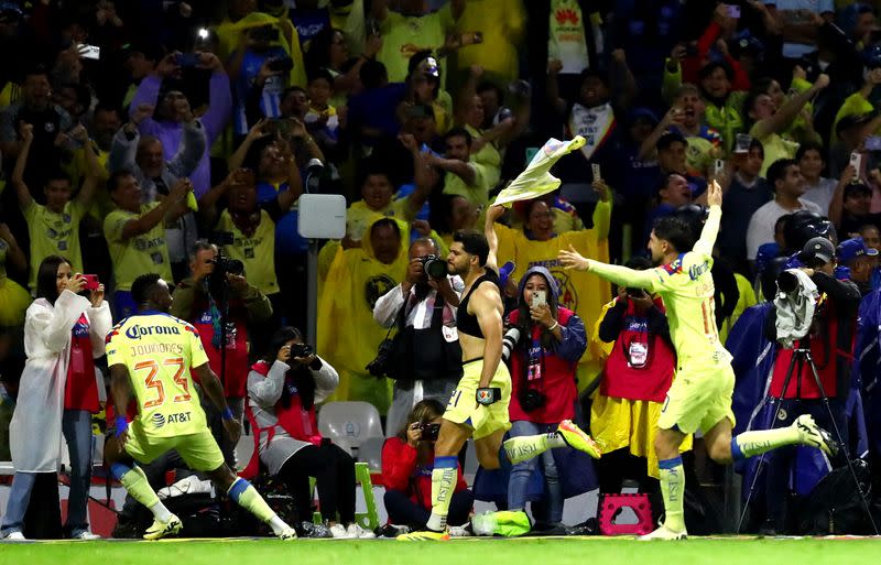 Jugadores del América festejan después de que Henry Martín anotó el gol del triunfo en la final del torneo Clausura