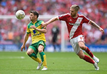 Football - Norwich City v Middlesbrough - Sky Bet Football League Championship Play-Off Final - Wembley Stadium - 25/5/15 Norwich City's Wes Hoolahan in action with Middlesbrough's Adam Clayton Action Images via Reuters / Tony O'Brien Livepic EDITORIAL USE ONLY. No use with unauthorized audio, video, data, fixture lists, club/league logos or "live" services. Online in-match use limited to 45 images, no video emulation. No use in betting, games or single club/league/player publications. Please contact your account representative for further details.