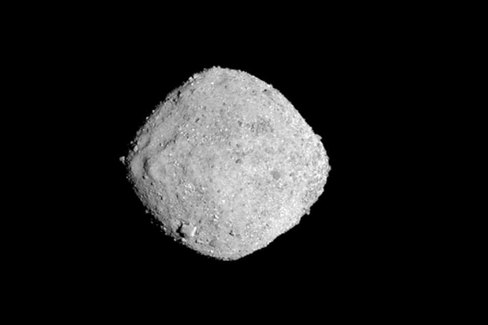 Esta imagen del 16 de noviembre del 2016 proveída por la NASA muestra el asteroide Bennu. Luego de una travesía de dos años, una sonda de la NASA llegó el lunes al ancestral asteroide Bennu, su primer visitante en miles de millones de años.(NASA/Goddard/University of Arizona via AP)