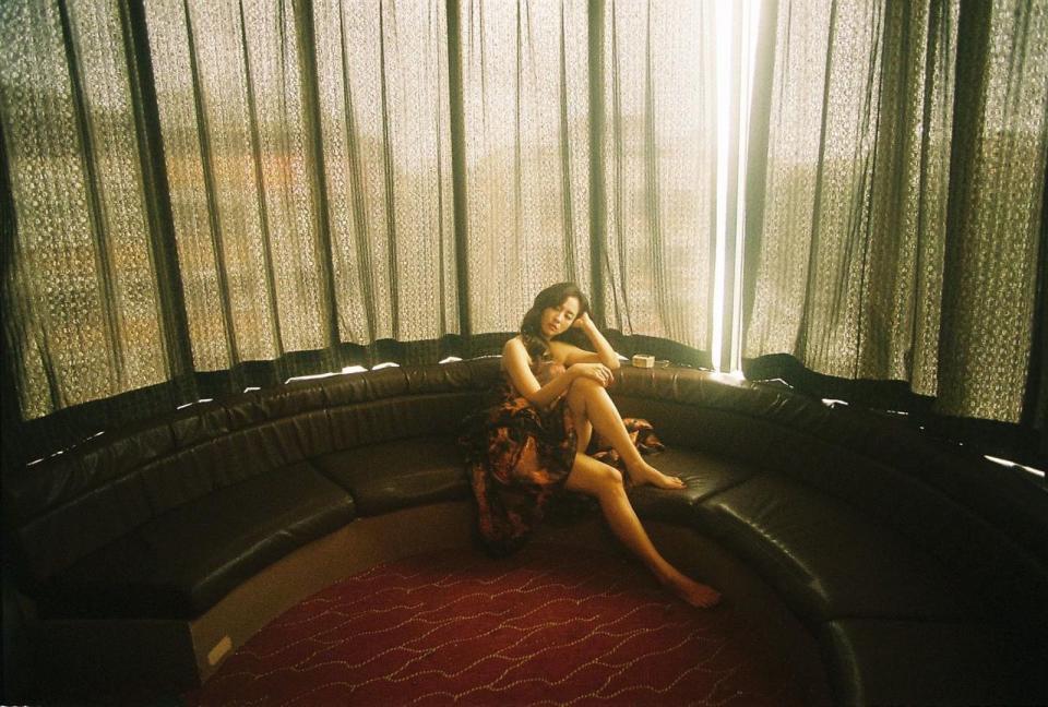 復古沙發也是周曉涵在《商魂》床戲的場景之一。