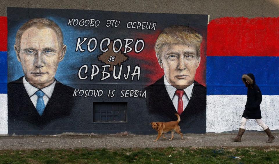 <p>Eine Frau läuft vor einem Graffiti des russischen Präsidenten Putin und des künftigen US-Präsidenten Donald Trump in Belgrad entlang. Der kyrillische Schriftzug besagt "Kosovo ist Serbien", da Serbien nicht die Unabhängigkeit des Kosovo akzeptiert. (Bild: AP Photo/Darko Vojinovic) </p>