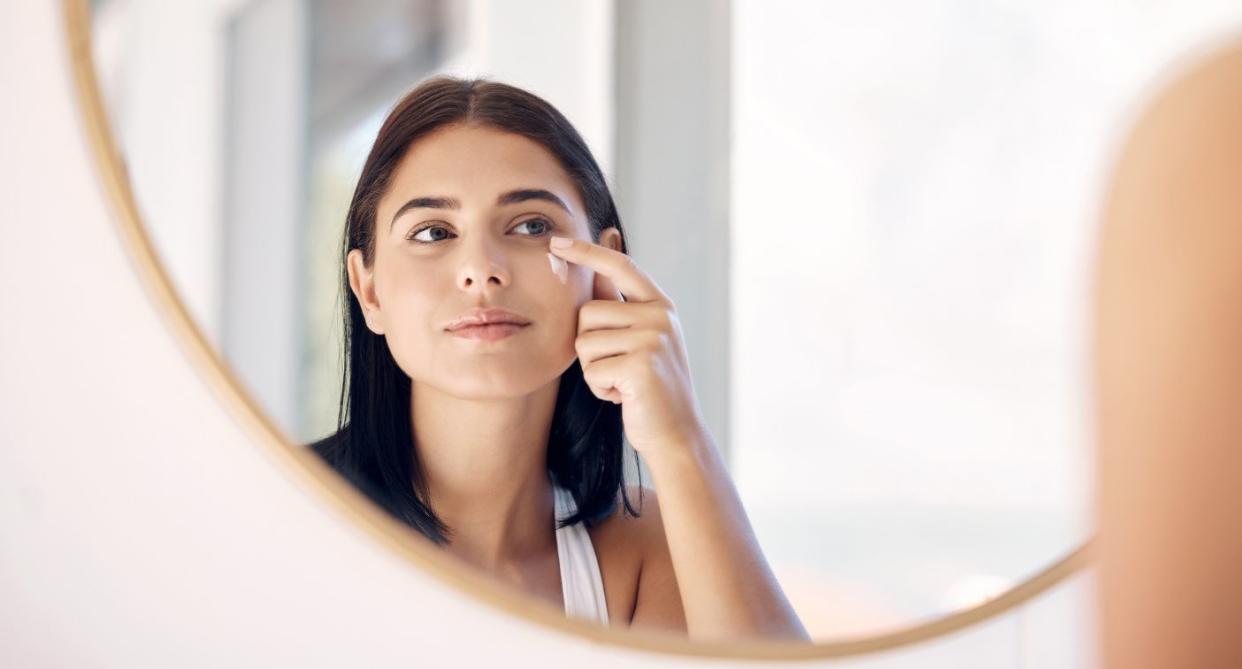 Woman putting sunscreen on face. (Getty Images)