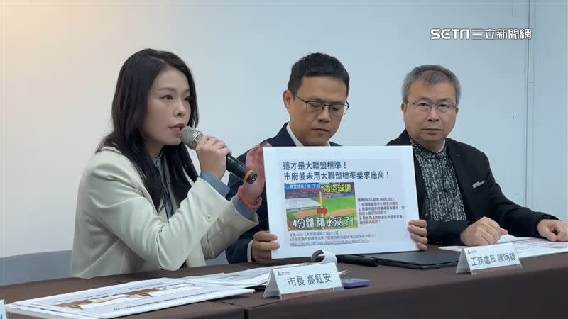 新竹市府26日召開棒球場改善會議並在網上招標，球場覆土移除作業。