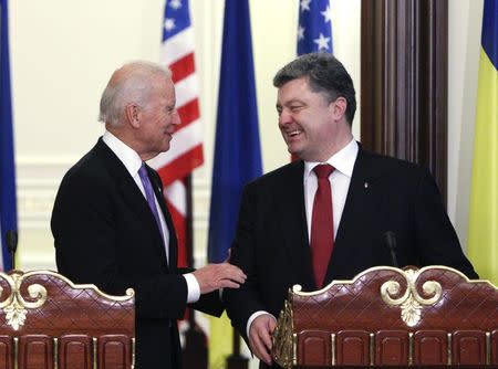 Ukraine's President Petro Poroshenko (R) and U.S. Vice President Joe Biden smile as they arrive at a news conference in Kiev, November 21, 2014. REUTERS/Valentyn Ogirenko