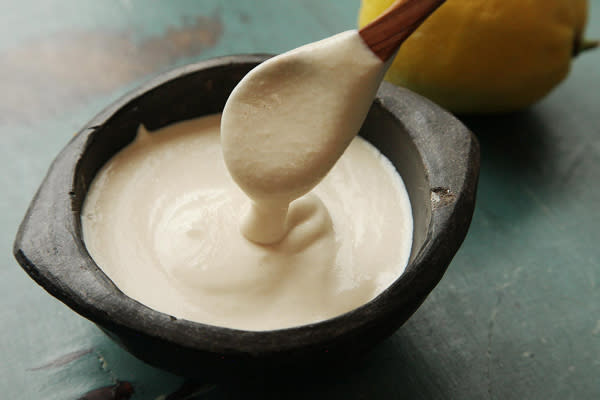 <p>Le tahini est une préparation orientale à base de graines de sésame broyées. Un bol de tahini contient 595 calories mais comporte aussi des protéines et des bonnes graisses.<br> Crédit photo : D.R. </p>