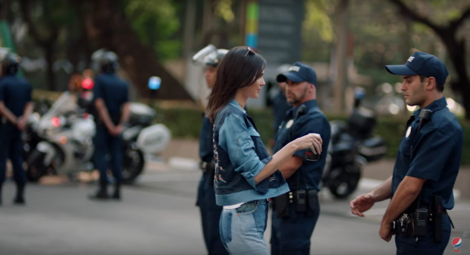 Zum Fremdschämen: Die schlimmsten Momente aus Kendall Jenners Pepsi-Werbung