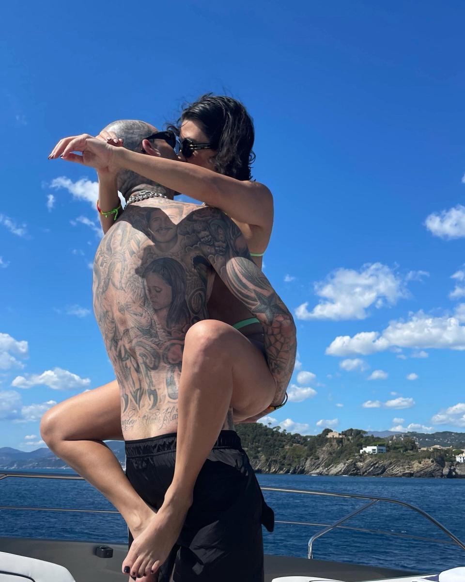 kourtney-kardashian-travis-barker-italian-riviera