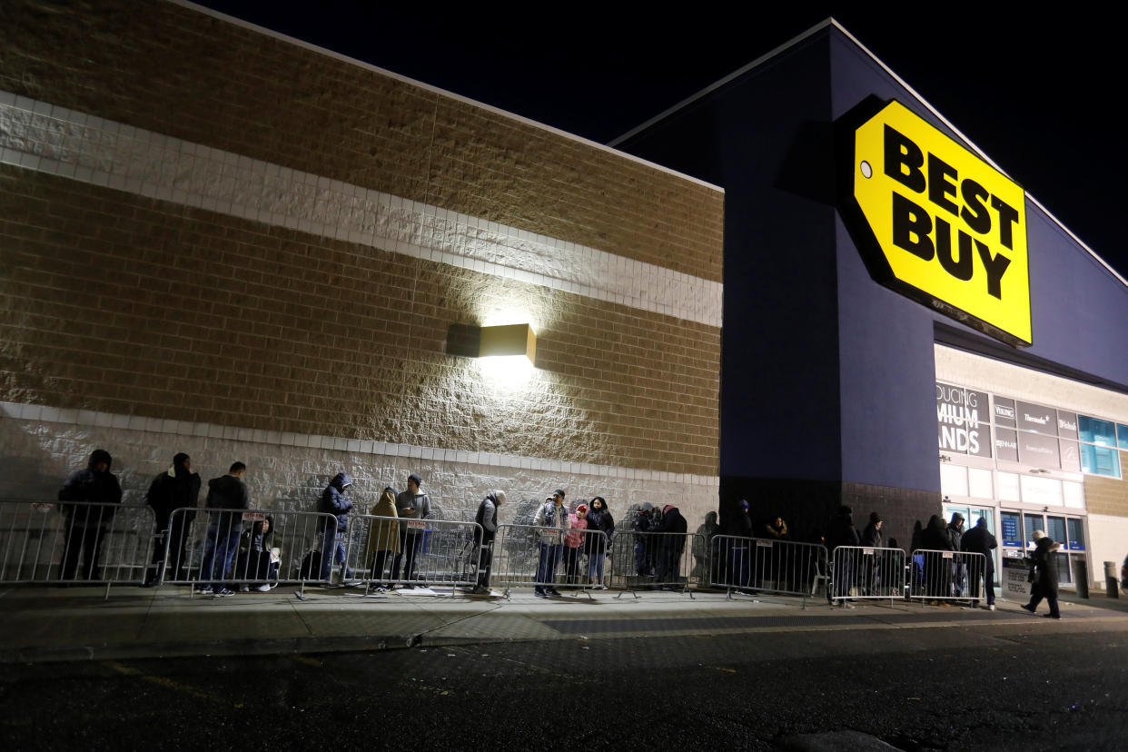 Shoppers wait in line outside a Best Buy electronics store in Westbury, New York, U.S., November 24, 2017. REUTERS/Shannon Stapleton