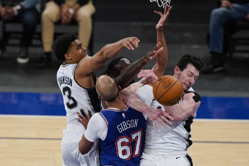 San Antonio Spurs' Drew Eubanks, right, fights for control of the ball with New York Knicks' Taj Gibson (67) during the second half of an NBA basketball game Thursday, May 13, 2021, in New York. (AP Photo/Frank Franklin II, Pool)