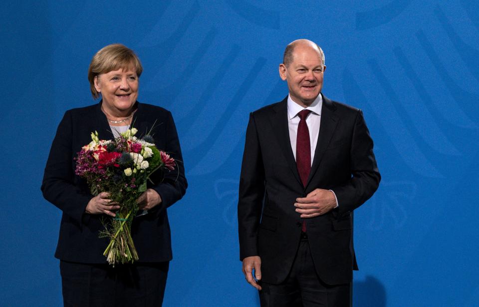 Angela Merkel y Olaf Scholz. (Photo by JOHN MACDOUGALL/AFP via Getty Images)