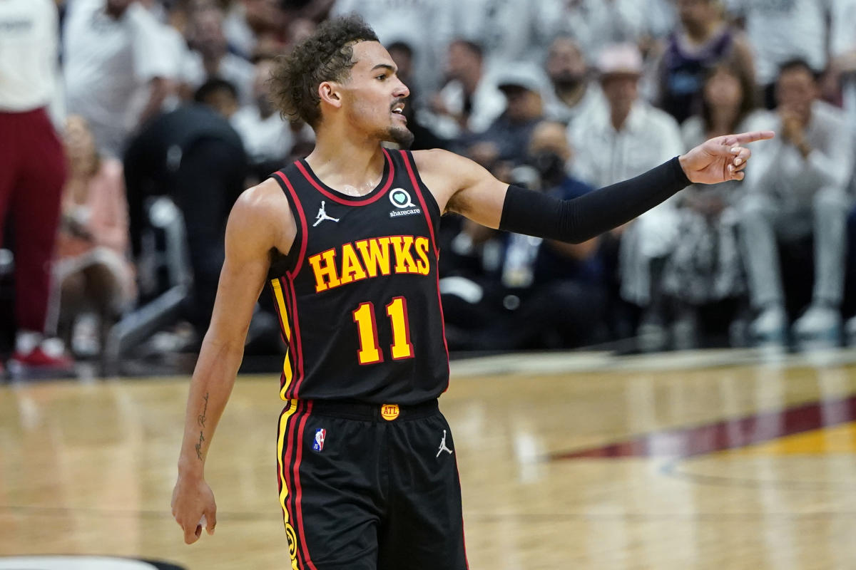Trae Young's last-second floater lifts Hawks to Game 1 win over