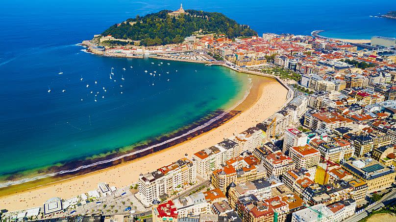 San Sebastián, en España, es un paraíso para surferos.