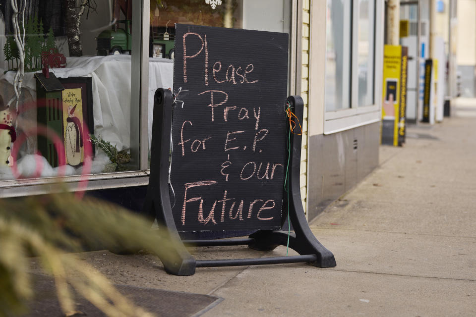 A sign outside a flower shop  on on in East Palestine, Ohio, (Angelo Merendino / Getty Images)