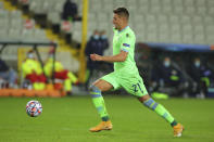 CHI SCHIERARE - La Lazio sta pian piano recuperando tutti i giocatori infortunati o contagiati e i risultati della squadra sono ritornati sugli standard di quelli della scorsa stagione. L'ultimo importante rientro riguarda <strong>Milinkovic-Savic</strong>, risultato negativo al tampone e perciò arruolabile. L'Udinese è una squadra che segna e subisce poco, ma chi è sembrato in forma nelle ultime uscite è <strong>Pereyra</strong>, in cerca del primo goal in questa stagione. CHI NON SCHIERARE - Correa e Immobile sono tornati alla grande e quando giocano così sono difficili da contenere per chiunque: dunque meglio lasciare a riposo <strong>Samir </strong>e <strong>Rodrigo Becao</strong> per questa giornata. Sponda biancoceleste, chi non sembra ancora essere entrato bene negli schermi di Inzaghi è <strong>Fares</strong>, che potrebbe andare in difficoltà anche questa volta. (AP Photo/ Olivier Matthys)