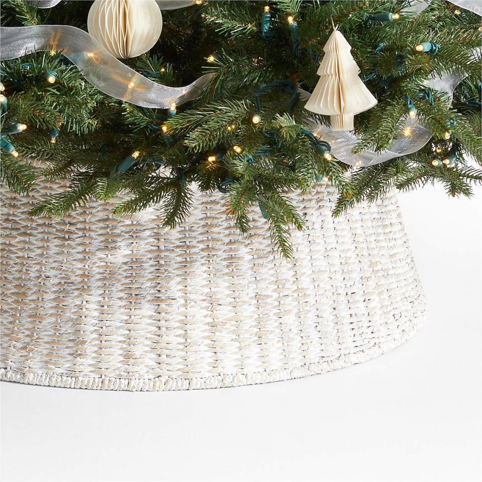 28) Whitewash Woven Christmas Tree Collar