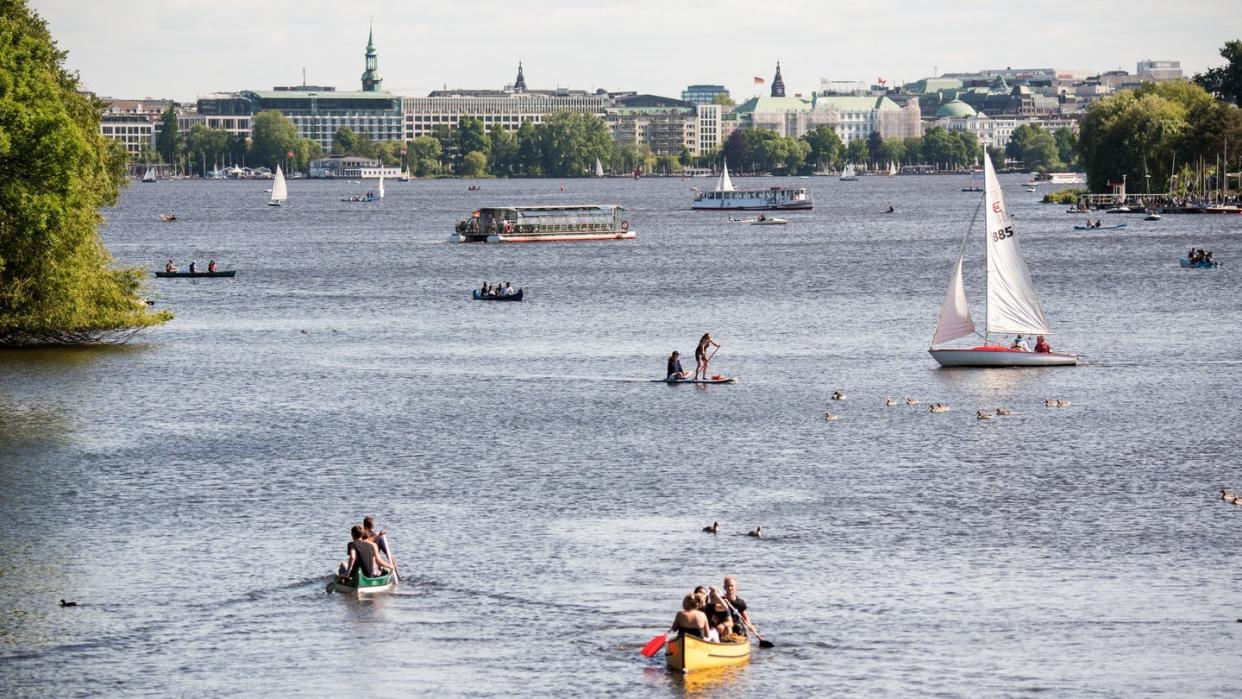 Ausflügler sind bei angenehmen Pfingswetter auf der Außenalster unterwegs.