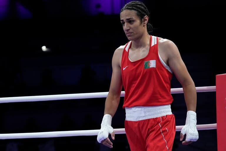 Imane Khelif, de Argelia, después de vencer a la italiana Angela Carini en su combate de peso ligero femenino de los Juegos Olímpicos