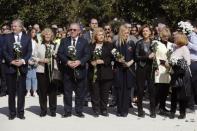 <p>La ministra de Defensa, María Dolores de Cospedal (3-d); la Defensora del Pueblo, Soledad Becerril (2-d); la presidenta de la Comunidad de Madrid, Cristina Cifuentes (4-d); la alcaldesa de la capital, Manuela Carmena (2-i); el portavoz del Gobierno y ministro de Educación, Cultura y Deporte, íñigo Méndez de Vigo (i); el presidente de la Asociación de Víctimas del Terrorismo, Alfonso Sánchez (3-i), y la expresidentar, Ángeles Pedraza (c), durante el organizado por la AVT con motivo del decimotercer aniversario del 11M y del Día Europeo de las Víctimas del Terrorismo, este mediodía junto a los 191 cipreses y olivos que componen el Bosque del Recuerdo, en el parque del Retiro. Foto: EFE </p>