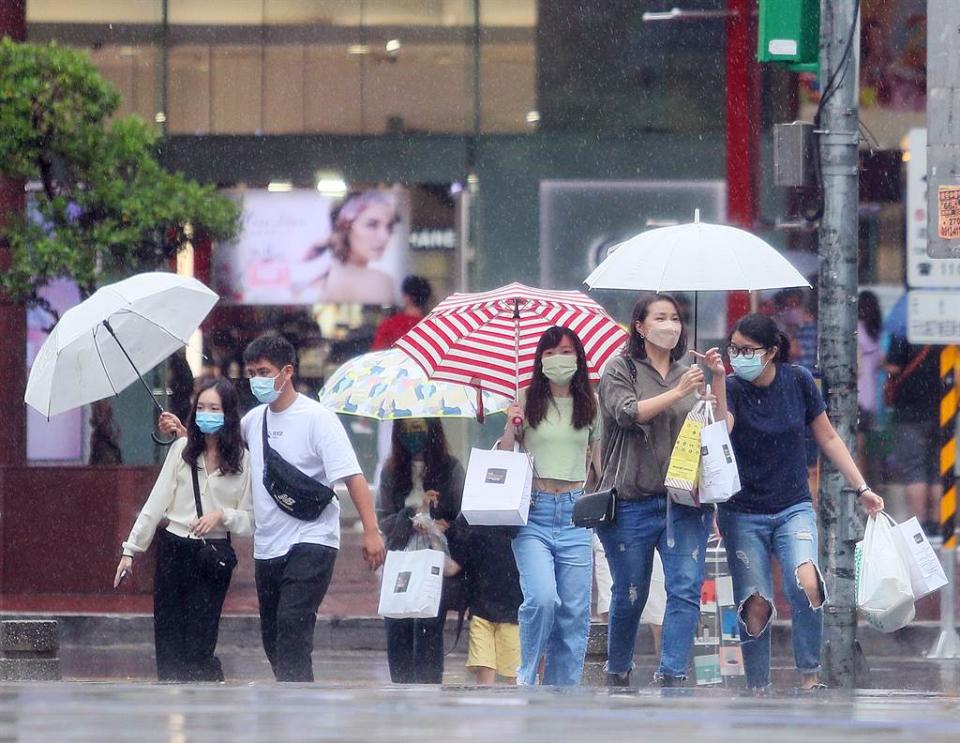 中央氣象局晚間8：30已解除中度颱風璨樹的陸上颱風警報，桃園地區風雨強度減弱，民眾趁著假日至中壢SOGO商圈購物，享受購物的樂趣。（陳怡誠攝）