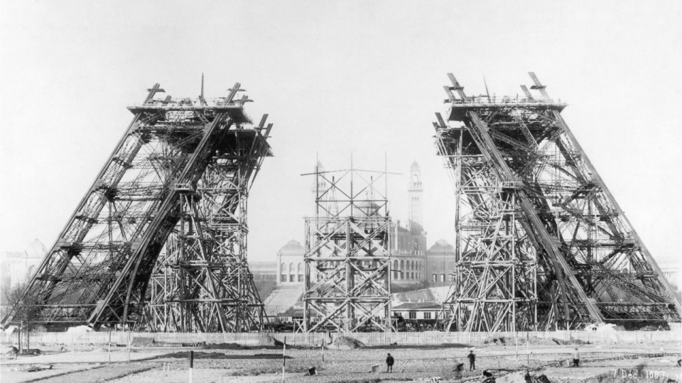 Menara Eiffel saat dibangun pada tahun 1887. (Arsip Bettmann/Getty Images)