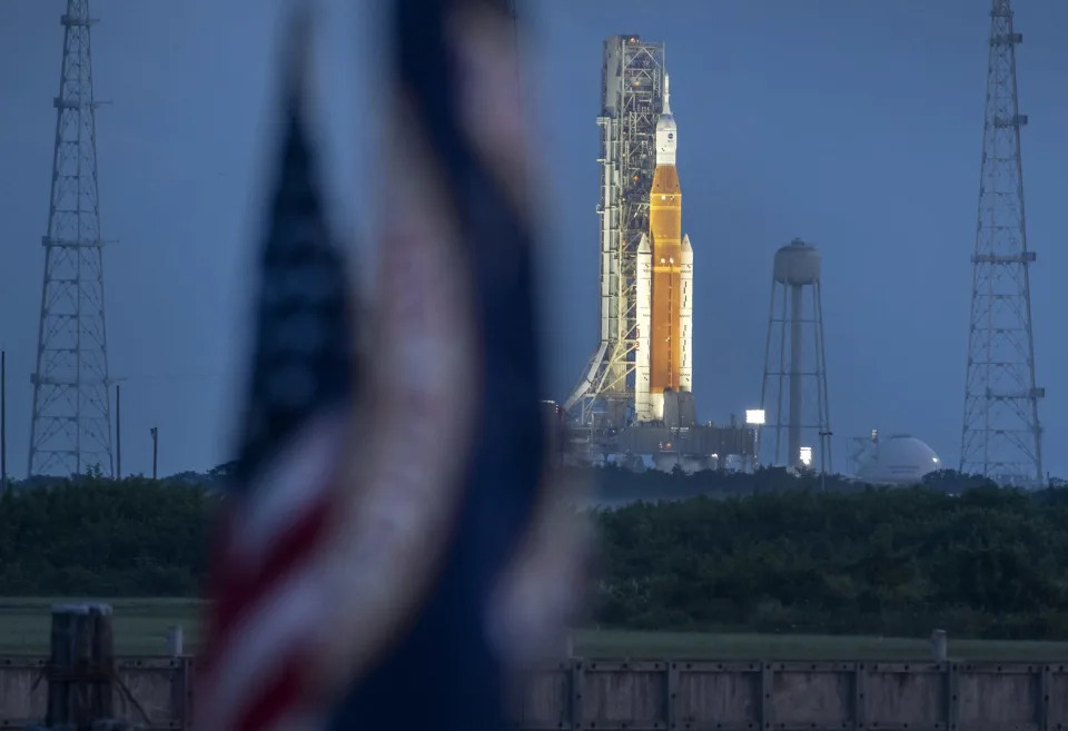 They detect a leak in a hydrogen conduit before the launch of Artemis I