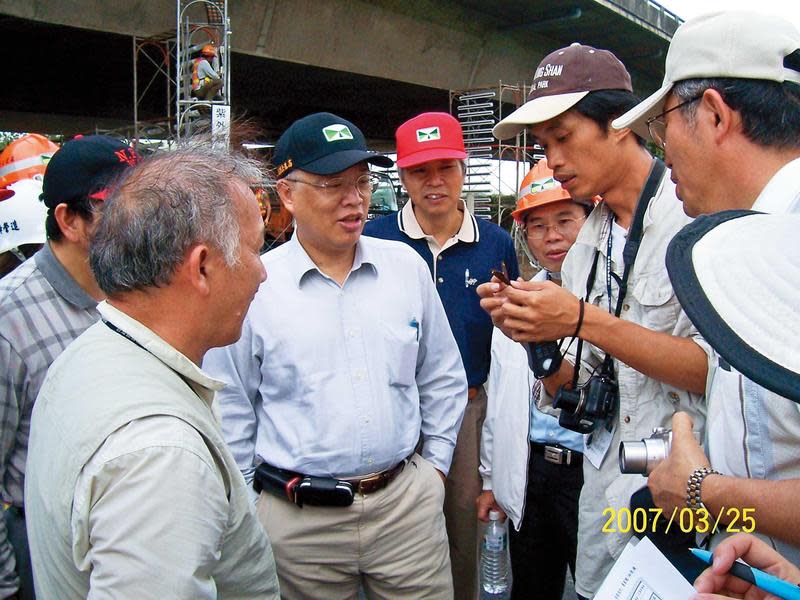 為了保護每年春天北返的紫斑蝶，2007年詹家龍（右2）等人一起與高速公路局局長（中）溝通。（高速公路局提供）