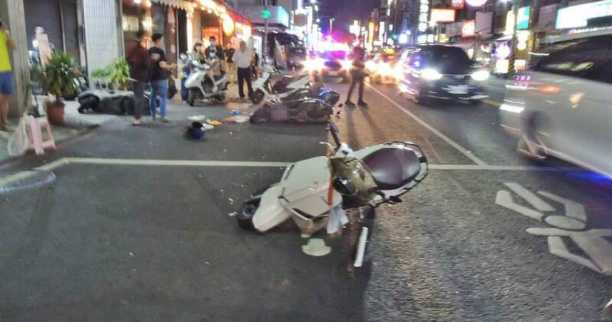 高雄男子開車抽菸拒檢，逆向衝撞路口停等紅燈6部機車。（圖／翻攝畫面）