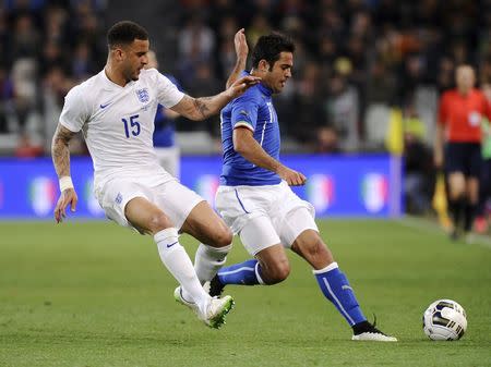 Italy's Citadin Martins Eder (R) fights for the ball with England's Kyle Walker during their international friendly soccer match at Juventus Stadium in Turin March 31, 2015. REUTERS/Giorgio Perottino