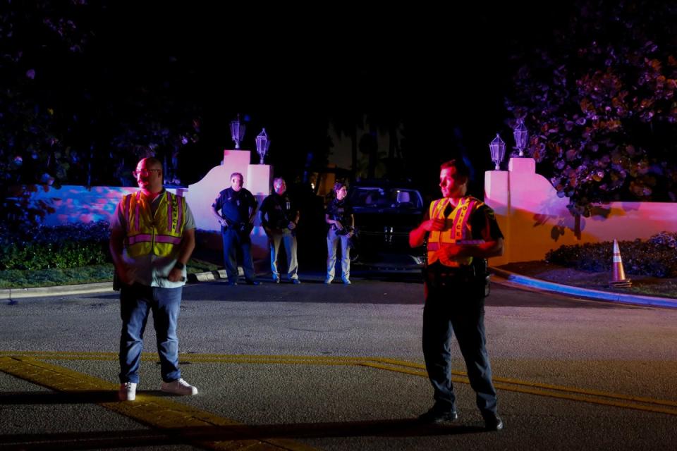 El Servicio Secreto y la policía de Palm Beach frente a la casa del expresidente Donald Trump en Mar-A-Lago el 8 de agosto de 2022 en Palm Beach, Florida; el FBI allanó la vivienda para recuperar documentos clasificados de la Casa Blanca (Foto de Eva Marie Uzcategui/Getty Images) (Getty Images)