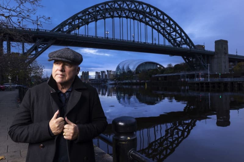 Mark Knopfler, seen here in front of England's Tyne Bridge near where he grew up, titled his new album "One Deep River". Universal Music/dpa