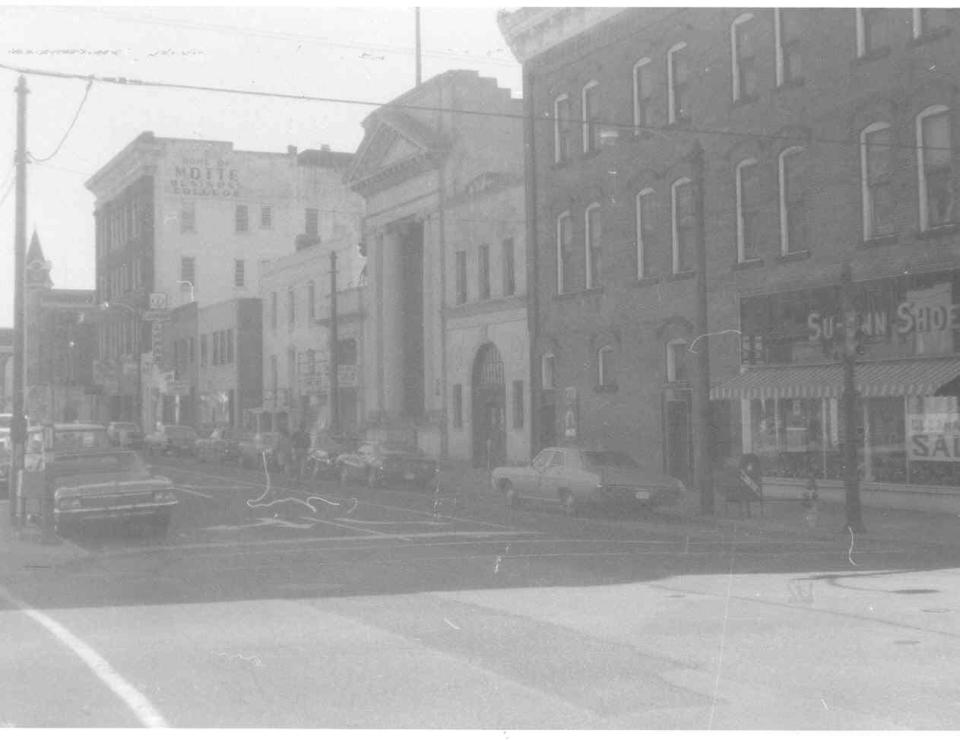 1960 photograph showing Su-Ann Shoes at the southeast corner of Front and Princess streets. The Beer Barrio is located in the former shoe store.