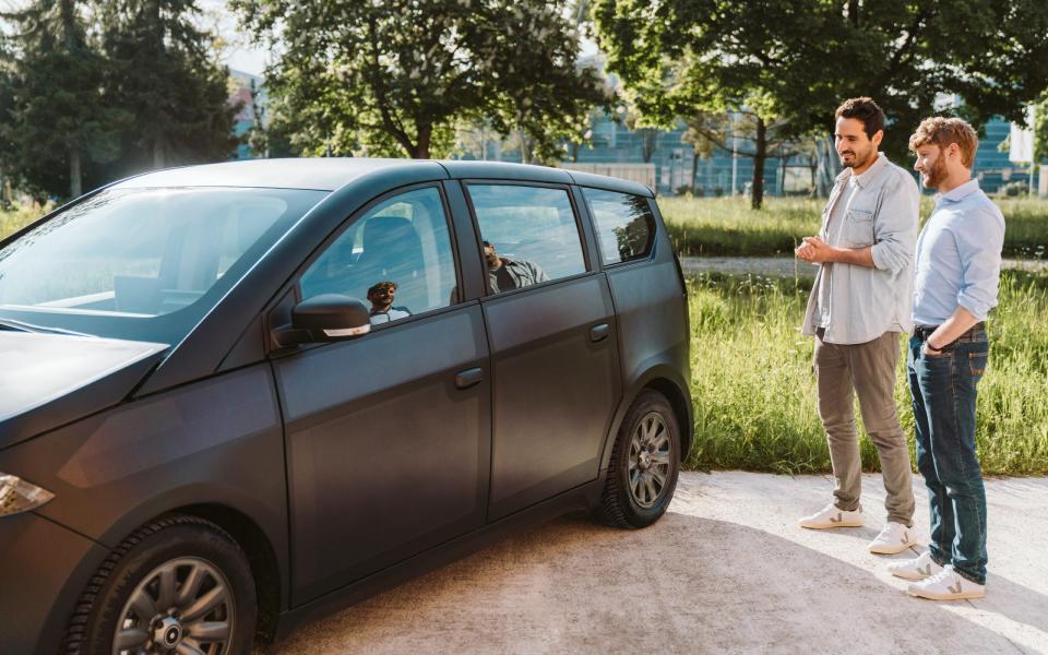 Die Sono-Motors-Gründer Laurin Hahn (l.) und Jona Christians vor ihrem Solar-Fahrzeug. - Copyright: Sono Motors