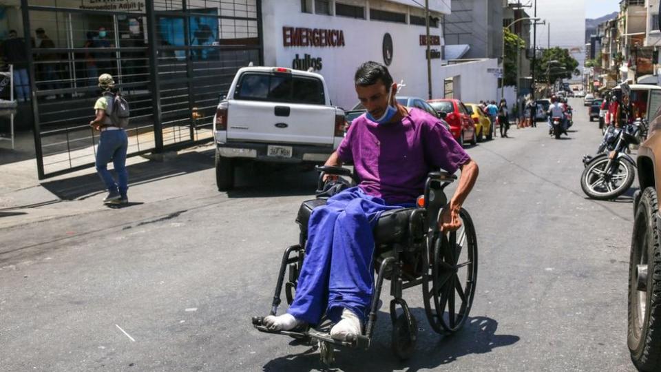 Hombre en silla de ruedas en un hospital de Venezuela