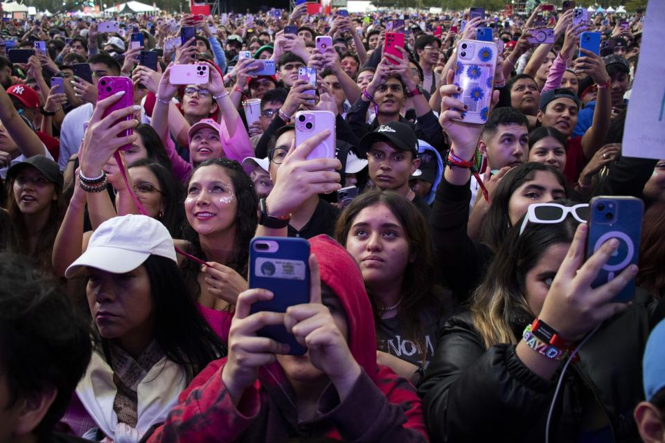 Fans de la cantante argentina Emilia Mernes graban con sus celulares durante su concierto en el Coca-Cola Flow Fest de la Ciudad de México el domingo 26 de noviembre de 2023. (Foto AP/Alejandro Godínez)