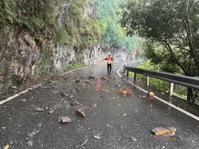 昨日台8線中橫公路出現倒木、落石，路況危險，呼籲颱風期間暫時不要進入。（新城警察分局提供／王志偉花蓮傳真）