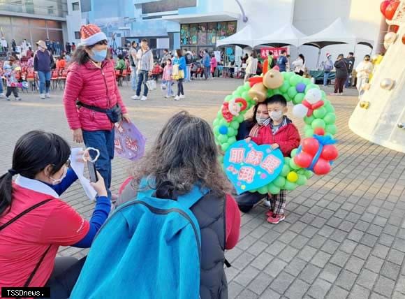 南市觀旅局與宗團體合作打造二燈區報佳音，吸引民眾來逛市集、看表演，歡度聖誕假期。（記者李嘉祥攝）