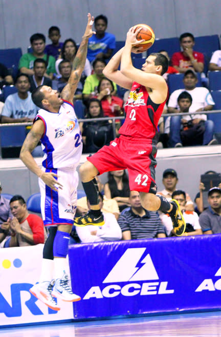 Barako Bull's Danny Seigle with a running jumper against Petron's Jay Washington. (Nuki Sabio/PBA Images)