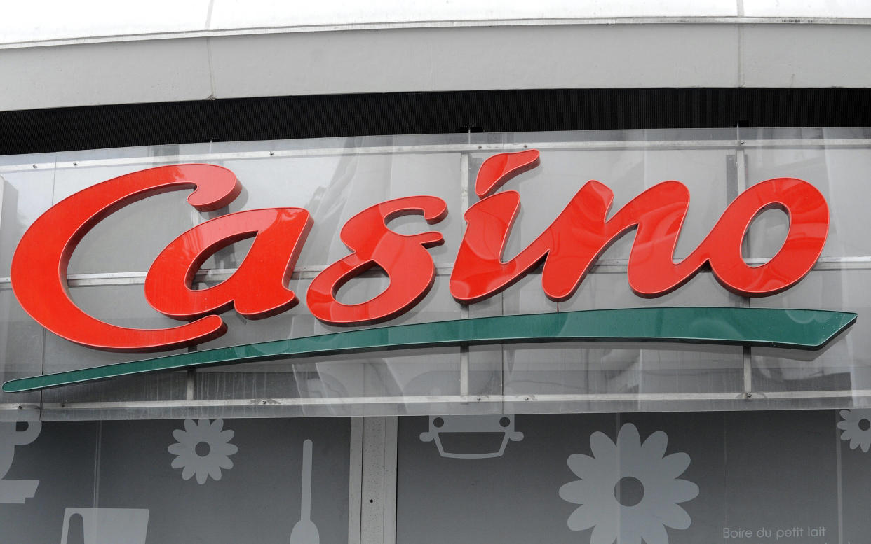 Casino va céder à ses concurrents Auchan, Intermarché et Carrefour 288 magasins de grande taille.