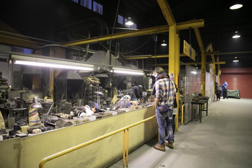 在「岩鑄鐵器館」可參觀鐵壺製造的全過程。