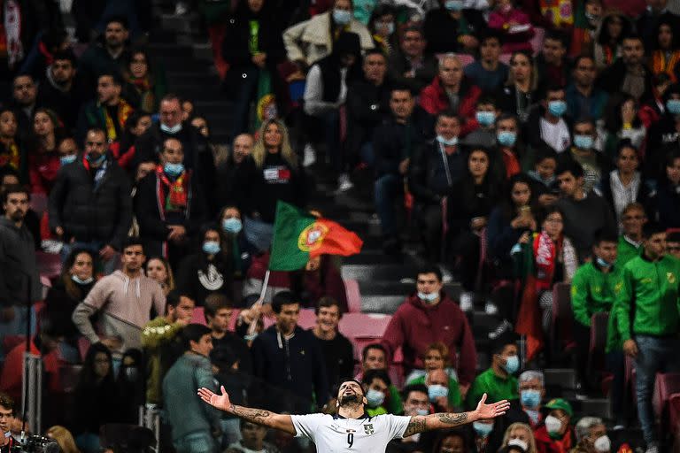 Brazos al cielo para Aleksandar Mitrovic, el verdugo de Portugal y autor del gol de la clasificación de Serbia