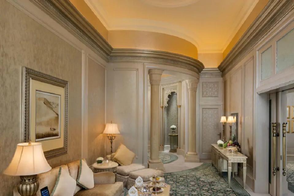 Aunque el hotel no revela el precio de esta habitación en su <a href="https://www.mandarinoriental.com/abu-dhabi/emirates-palace/luxury-hotel" rel="nofollow noopener" target="_blank" data-ylk="slk:web;elm:context_link;itc:0;sec:content-canvas" class="link ">web</a>, Khaleej Times apunta que se puede reservar desde 55.000 dirhams de Emiratos Árabes Unidos, lo que equivale a 12.700 euros por noche aproximadamente. (Foto: <a href="https://www.mandarinoriental.com/abu-dhabi/emirates-palace/luxury-hotel/accommodations/suites/three-bedroom-palace-suite" rel="nofollow noopener" target="_blank" data-ylk="slk:Emirates Palace;elm:context_link;itc:0;sec:content-canvas" class="link ">Emirates Palace</a>)