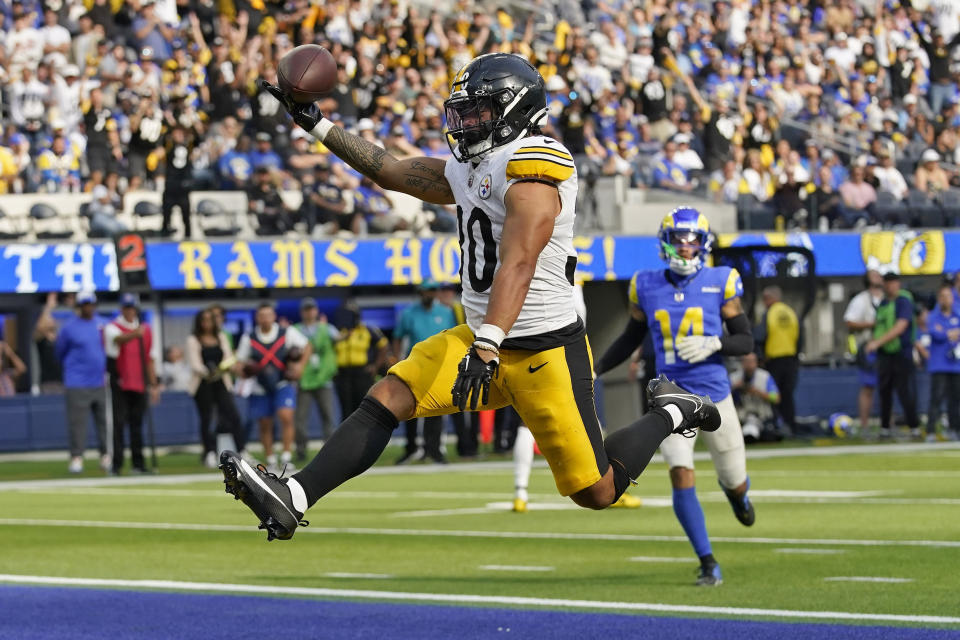 Pittsburgh Steelers running back Jaylen Warren, runs in for a touchdown as Los Angeles Rams cornerback Cobie Durant watches during the second half of an NFL football game Sunday, Oct. 22, 2023, in Inglewood, Calif. (AP Photo/Gregory Bull)