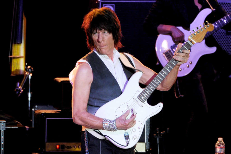 11 janvier - Jeff Beck <br> 
Le guitariste britannique de légende Jeff Beck est mort à l’âge de 78 ans. L’artiste, devenu célèbre avec le groupe de rock des années 60 The Yardbirds, est décédé des suites d’une méningite, a annoncé sa famille mercredi 11 janvier au soir dans un communiqué.